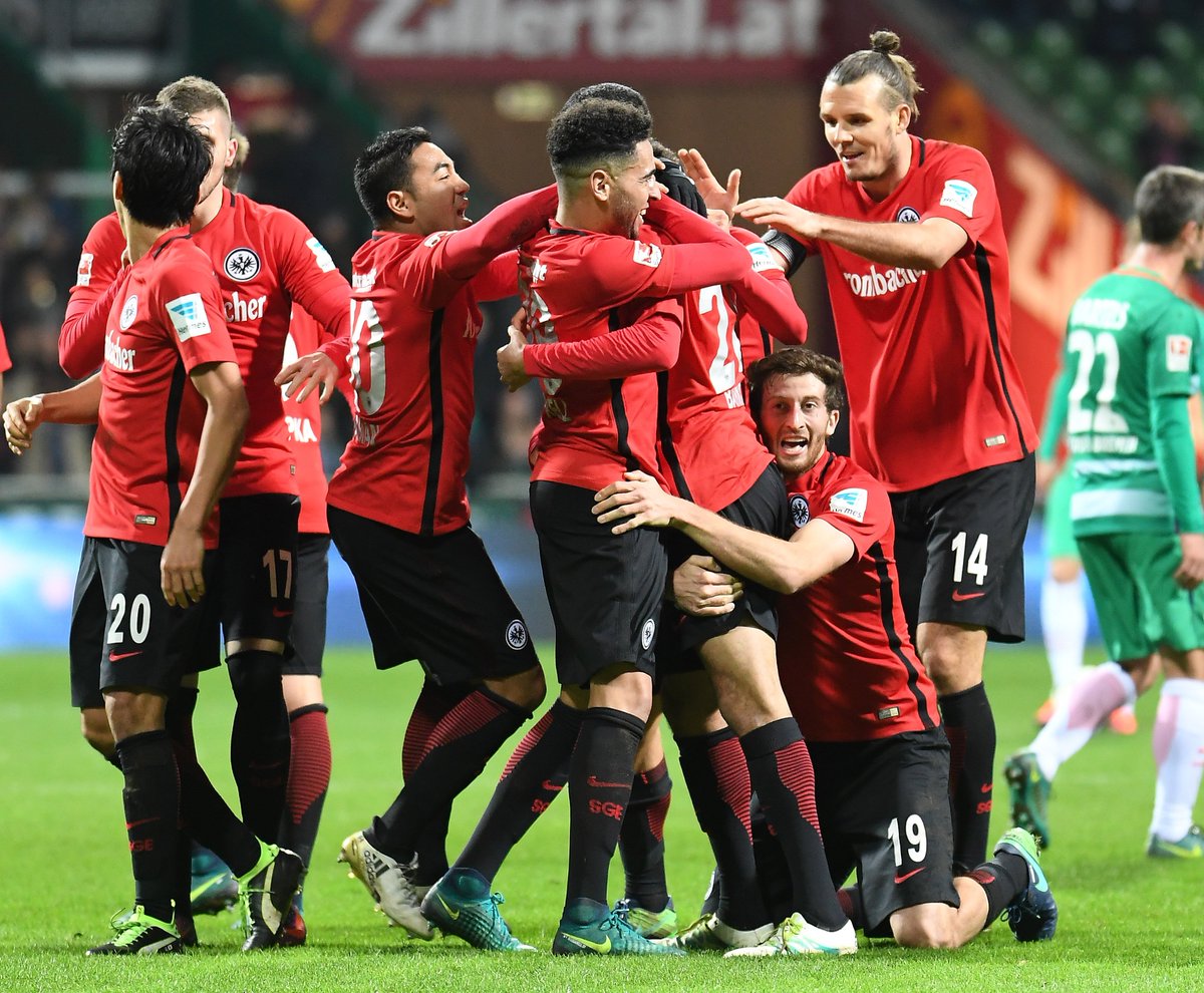 ✊ Unsere #SGE ist im Jahr 2016 in der <a href="/bundesliga_de/">BUNDESLIGA</a> sonntags ungeschlagen, holte 10 von 12 möglichen Punkten, weiter so beim <a href="/FCAugsburg/">FC Augsburg</a> ✅!
