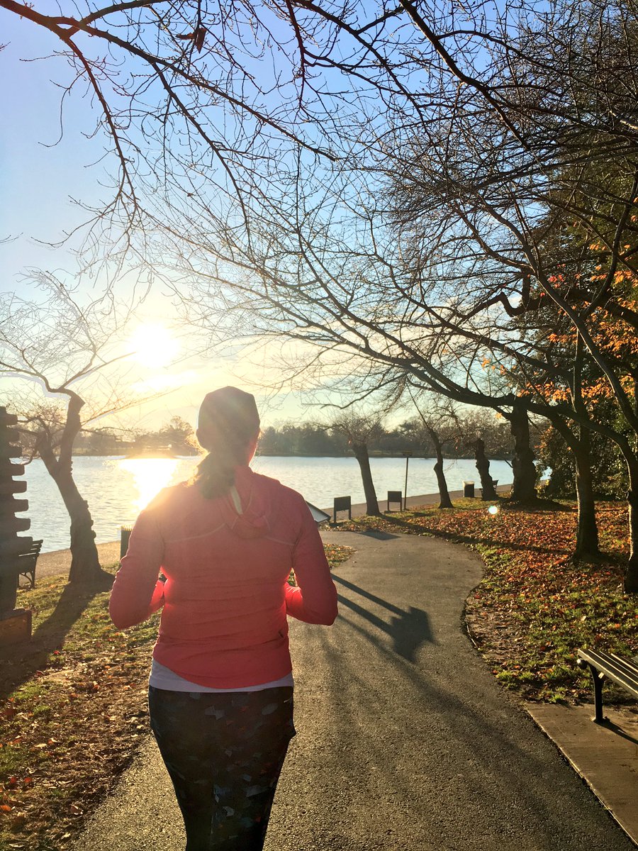 Emjay1028's tweet photo. Five super windy miles w/my BFF @realhns30 in #DC Can't believe I kept up! #ViewFromMorningRun #MySaturdayMorning #RoadToThirteenPointOne https://t.co/hu6rF5vYrC