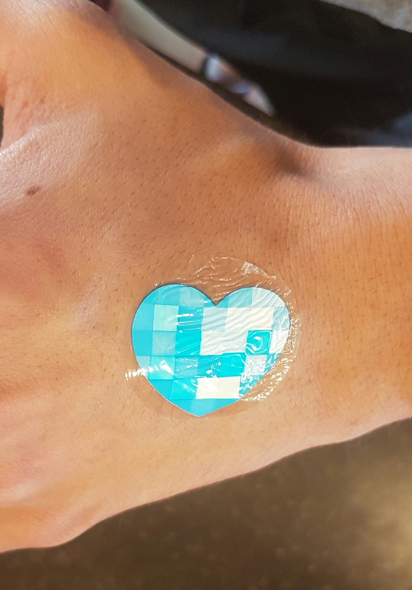 tinchozan's tweet photo. Controlando mi exposición a los rayos UV gracias a mi #UVPatch #Salvatupiel @LaRochePosay_ar https://t.co/g5HUo6Vm0R