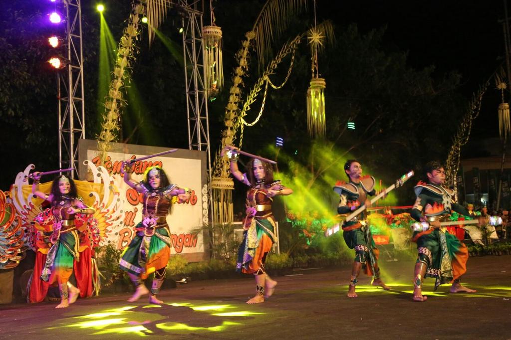 kotagandrung's tweet photo. Kemeriahan #festivalkuwung malam ini #banyuwangi #nightfestival https://t.co/6Qo2a3qp0X