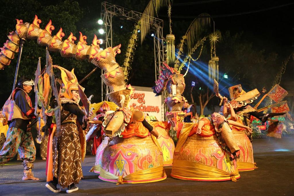 kotagandrung's tweet photo. Kemeriahan #festivalkuwung malam ini #banyuwangi #nightfestival https://t.co/6Qo2a3qp0X