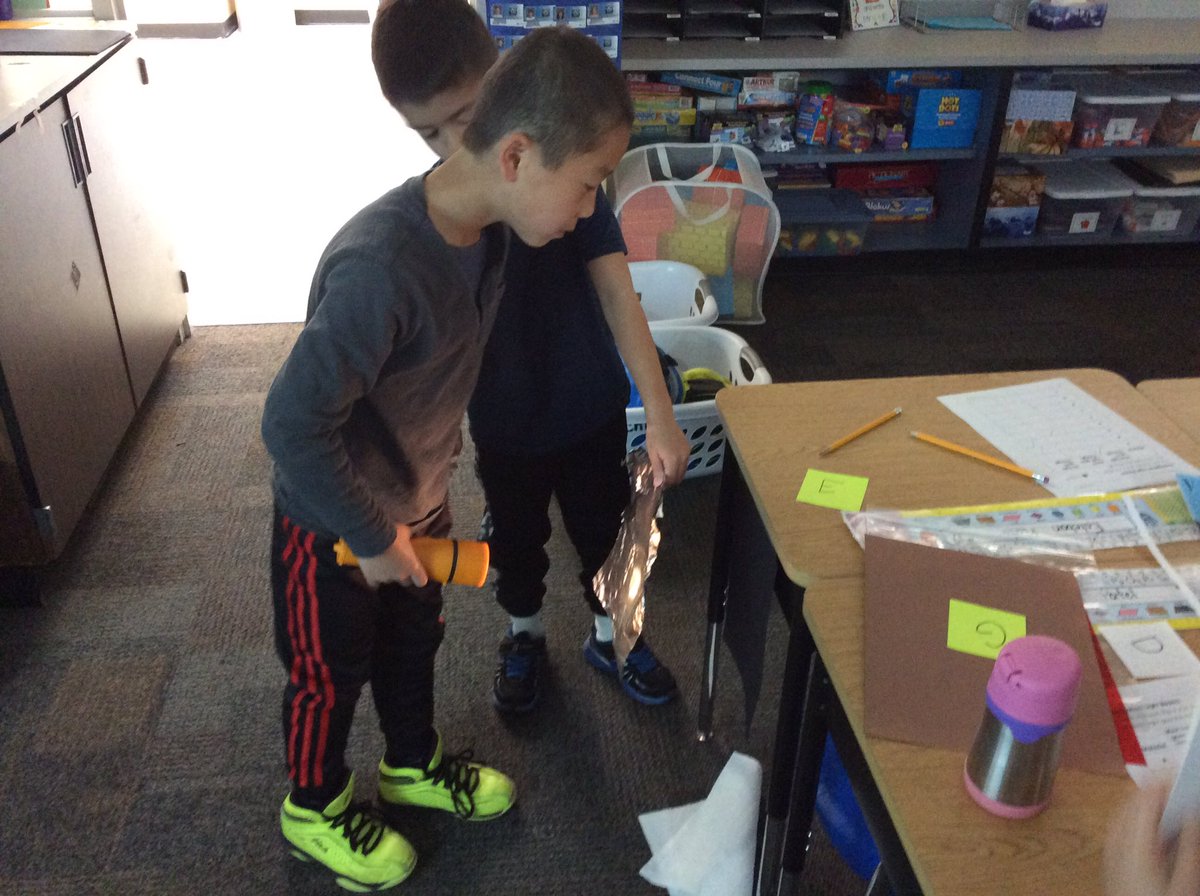 MrsCappelenKCSD's tweet image. Investigating how light travels with #TCIscience!