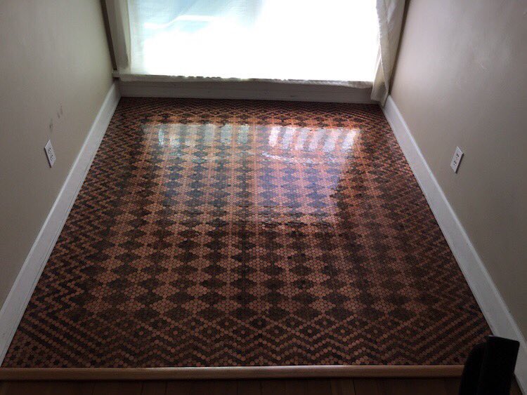 MindBlowing's tweet photo. This person used 13,000 pennies to create this peng floor https://t.co/NKGGaSnw5z