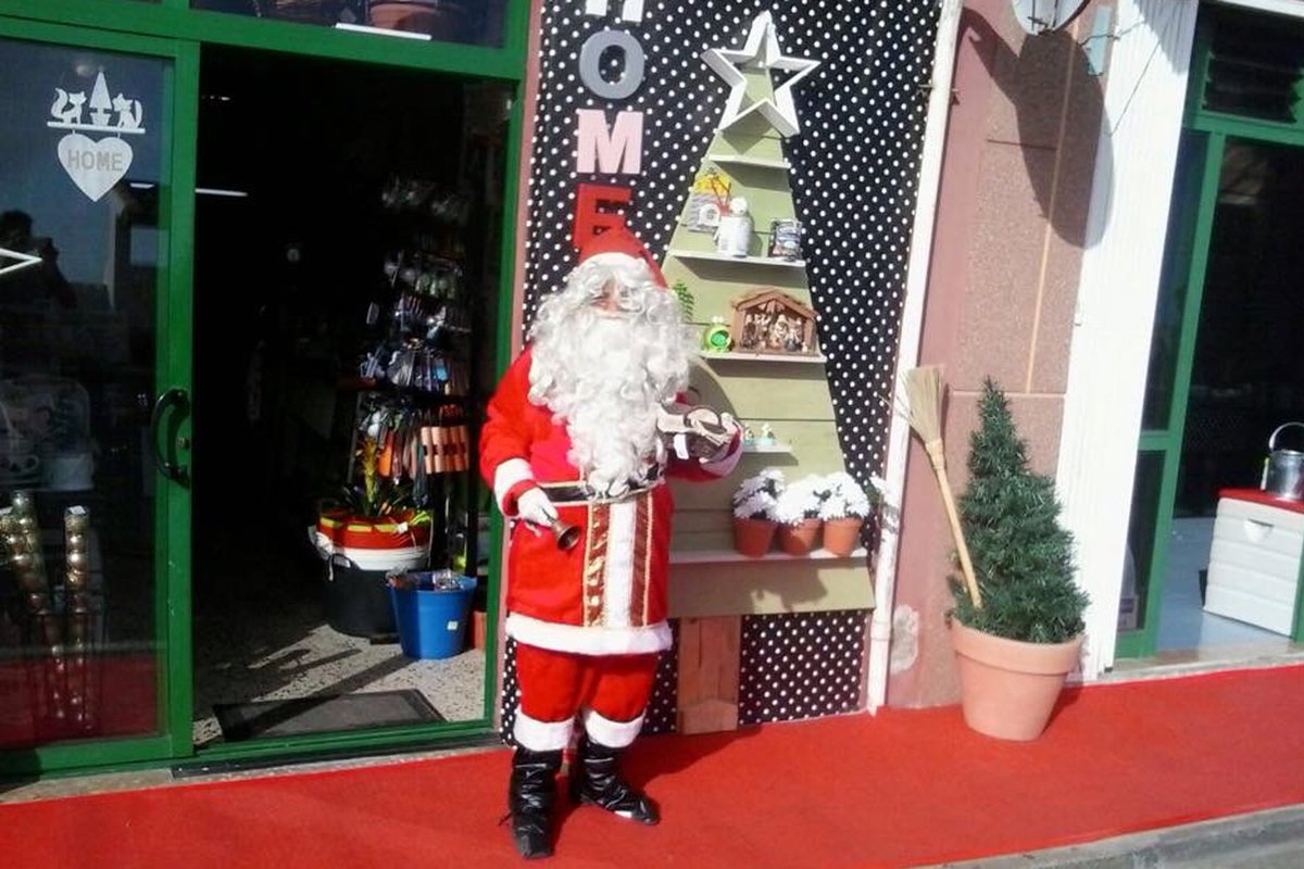 GacetaMeridiano's tweet photo. Los mejores escaparates navideños de El Hierro tendrán premio. https://t.co/5ydqYYJqt5 @FELICIANOLPEZM2 https://t.co/GhMmPHiNob