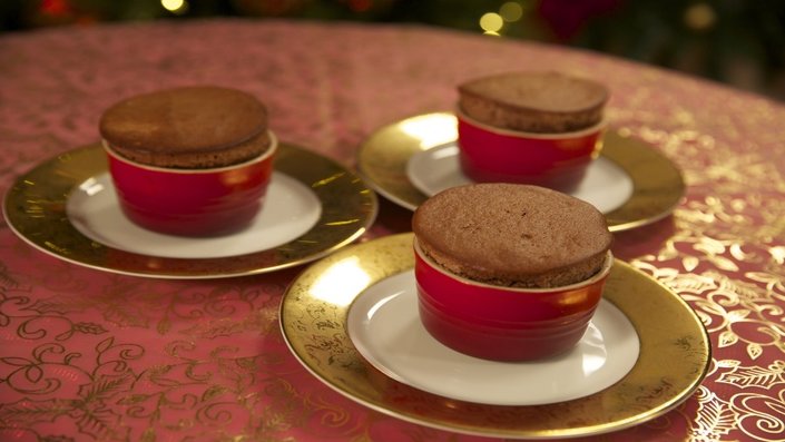 FoodNetwork_UK's tweet photo. We're raising a glass to @eric_lanlard's Gingerbread Souffle with Eggnog Custard. Cheers! https://t.co/htpc6QJxAS https://t.co/8Mh2mcudyS