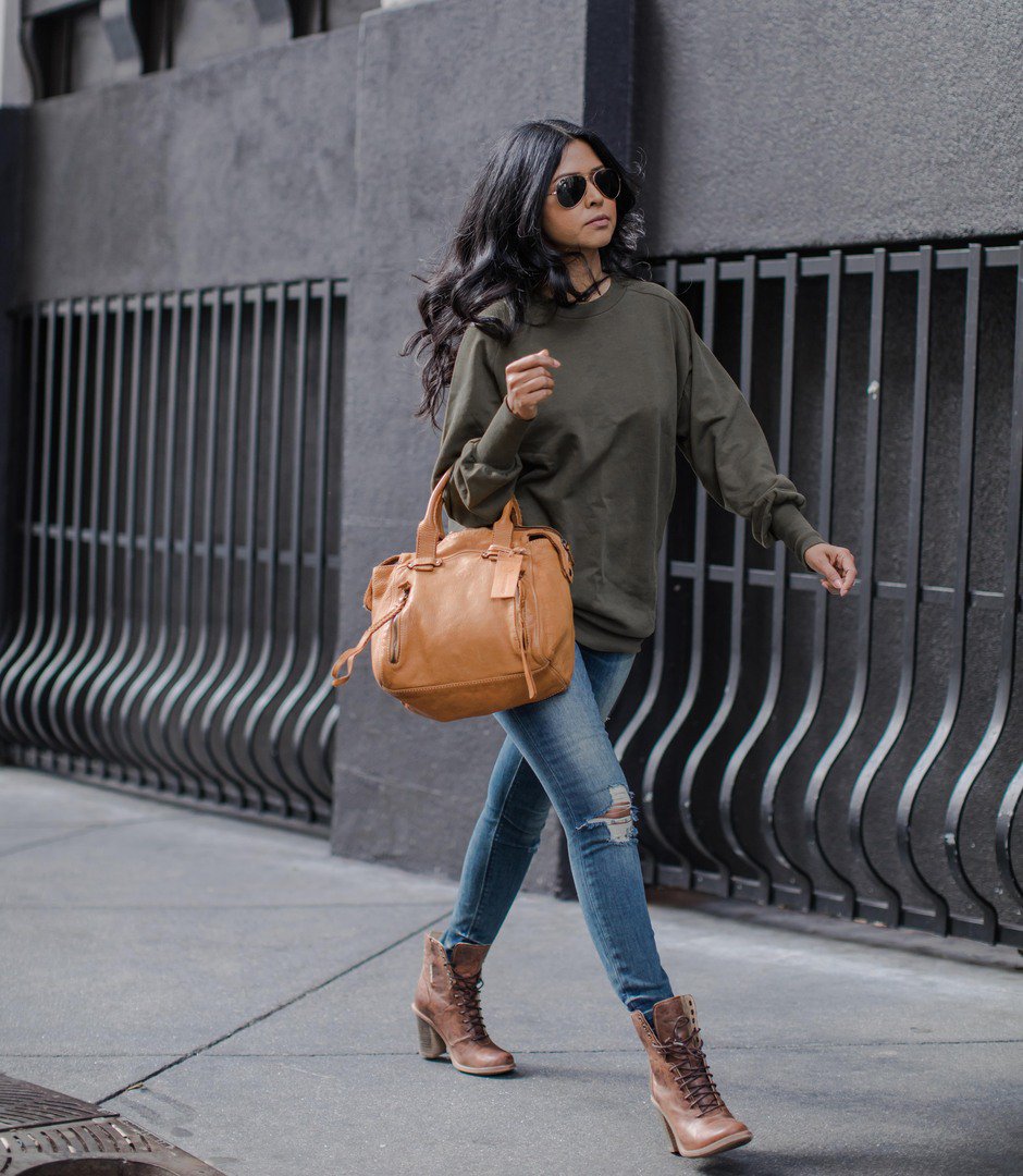 Timberland's tweet photo. Taking a weekend stroll with style blogger, Walk in Wonderland, in her Boot Company Marge Mid Lace boots. #BootCo https://t.co/3dz0aqevDw https://t.co/3XP7R2ti7a