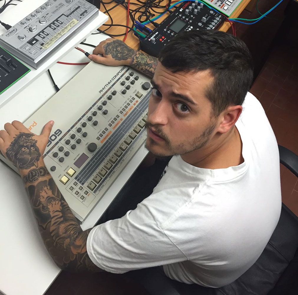 Year___Zero's tweet photo. The Detroit Techno Night: Mattia Trani, bu gece @minimuzikhol kabininde. @mattiatrani https://t.co/cBXnLS1A08 https://t.co/vaZp7kN9Lb