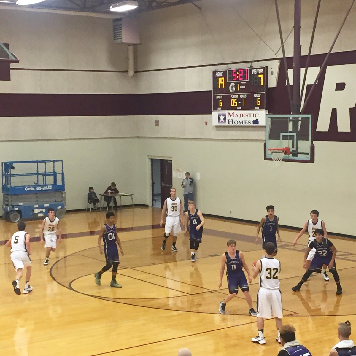 AISDBeeBoosters's tweet photo. #JVABEES taking on #vsflorence this morning in the #TroyJVTourney Thank you, Amy Cox for reporting! #AHSBEEBBall #AcademyBallers https://t.co/RAJgdc82gw