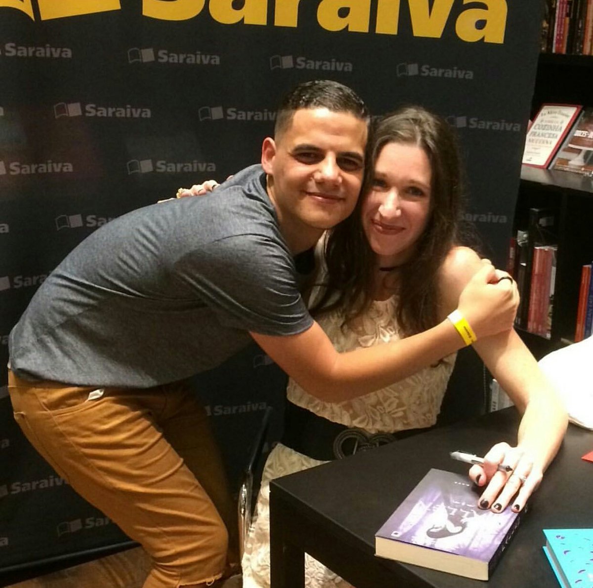 FallenaticsBRA's tweet photo. Lauren atendendo aos fãs na sessão de autógrafos que está acontecendo agora em São Paulo! 😍 https://t.co/0vAvnLXA5M