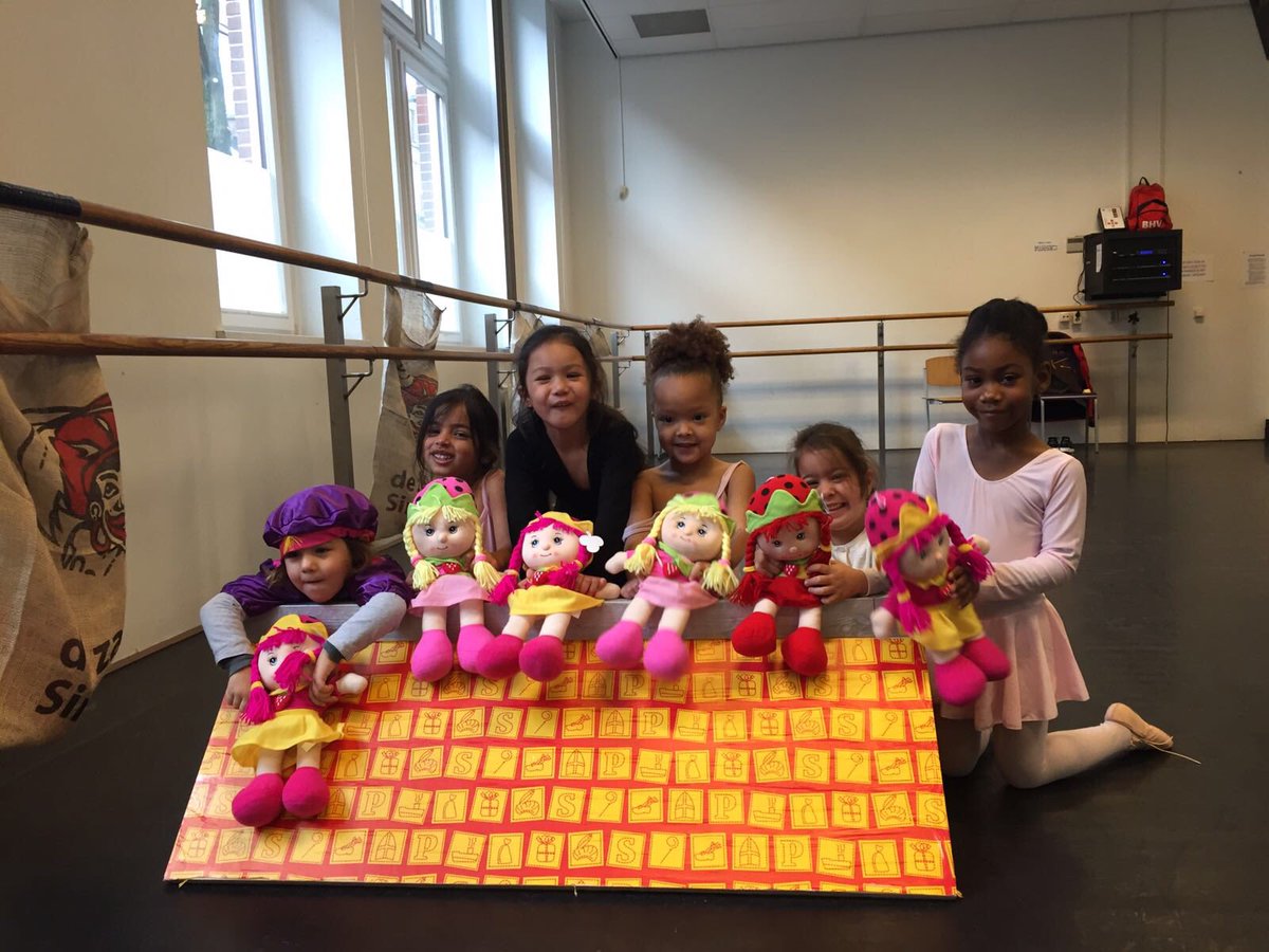 Gezellig dansen en zingen! Vandaag waren Sinterklaas en de pieten ook bij ons op bezoek. #feest #sint #piet