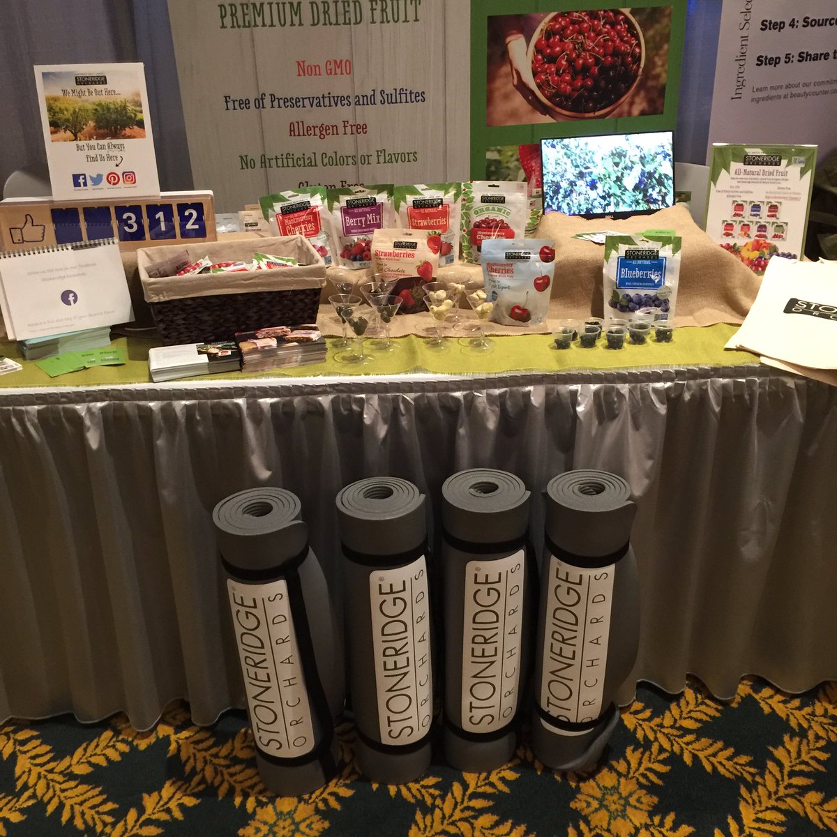 stoneridgefruit's tweet photo. We have yoga mats and cookbooks to give to you, #ShiftCon! Come by our booth, give Rose a high five, and snag one! @shiftcon https://t.co/cK2u6jI14P