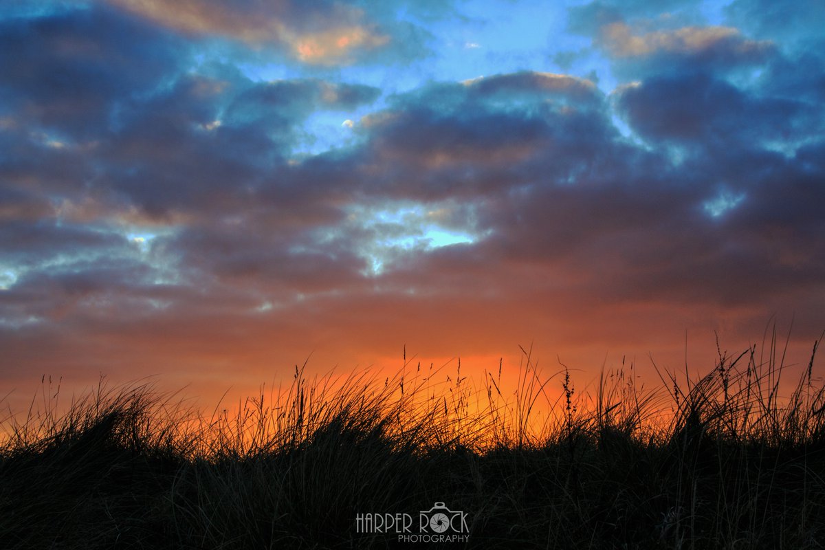 HarperRockPhoto's tweet photo. The sun is where the sky is blue #photography #PhotoOfTheNight #ThePhotoHour #clouds #sunset #winter #landscapephotography https://t.co/Bioy7INpag