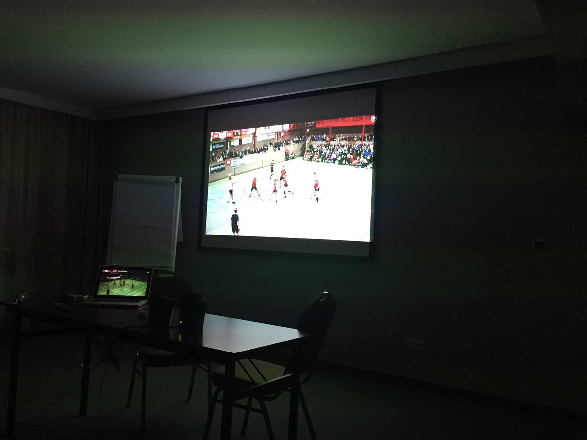 KoopmansRoelof's tweet photo. Livestream @DOS46 op de beamer in Warschau #dostop https://t.co/YM24b9pYOo