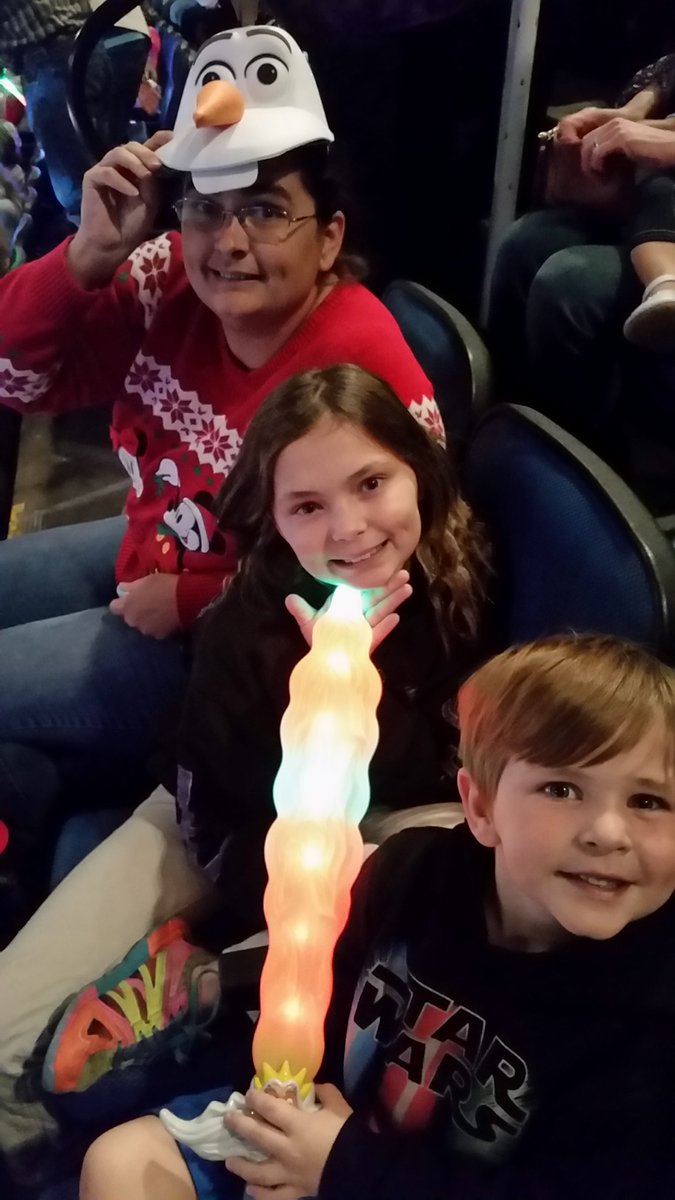Nicole2002S's tweet photo. #disneyonice ready for the second half! Having a blast! Thanks @Disney and #DreamBig https://t.co/1xZheuSRo1