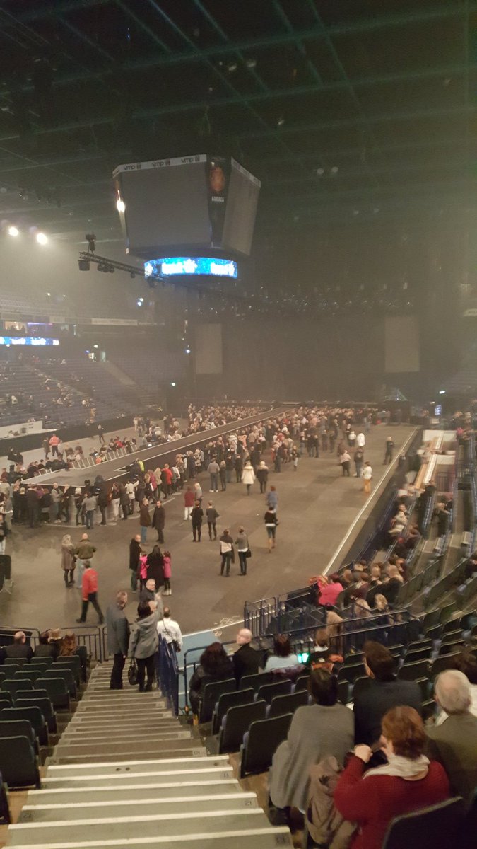 helpat_1's tweet photo. @satuannukka @juha Tapio @ Hartwal Areena Sinun Vuorosi Loistaa 👍😊 https://t.co/ikxOeHYPbg