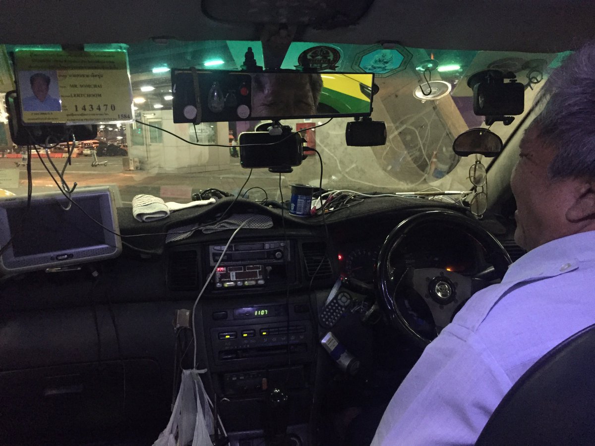 GruettkeNino's tweet image. When your taxi driver tabs more wires than the NSA 😳  #manystringsattached #situationroom #lesswireless