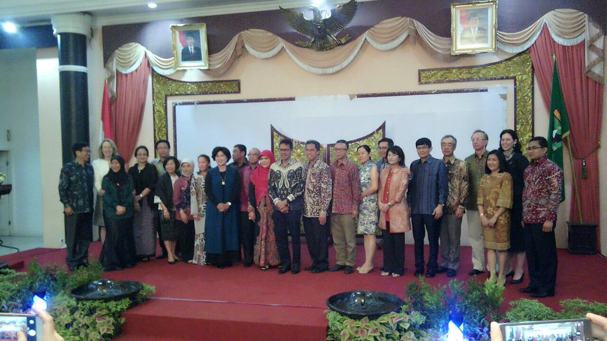 BSantipitaks's tweet photo. Governor of West Sumatra hosts Welcome Dinner for East Asia Summit (EAS)#EASAmbassadors https://t.co/BmywfynMhd