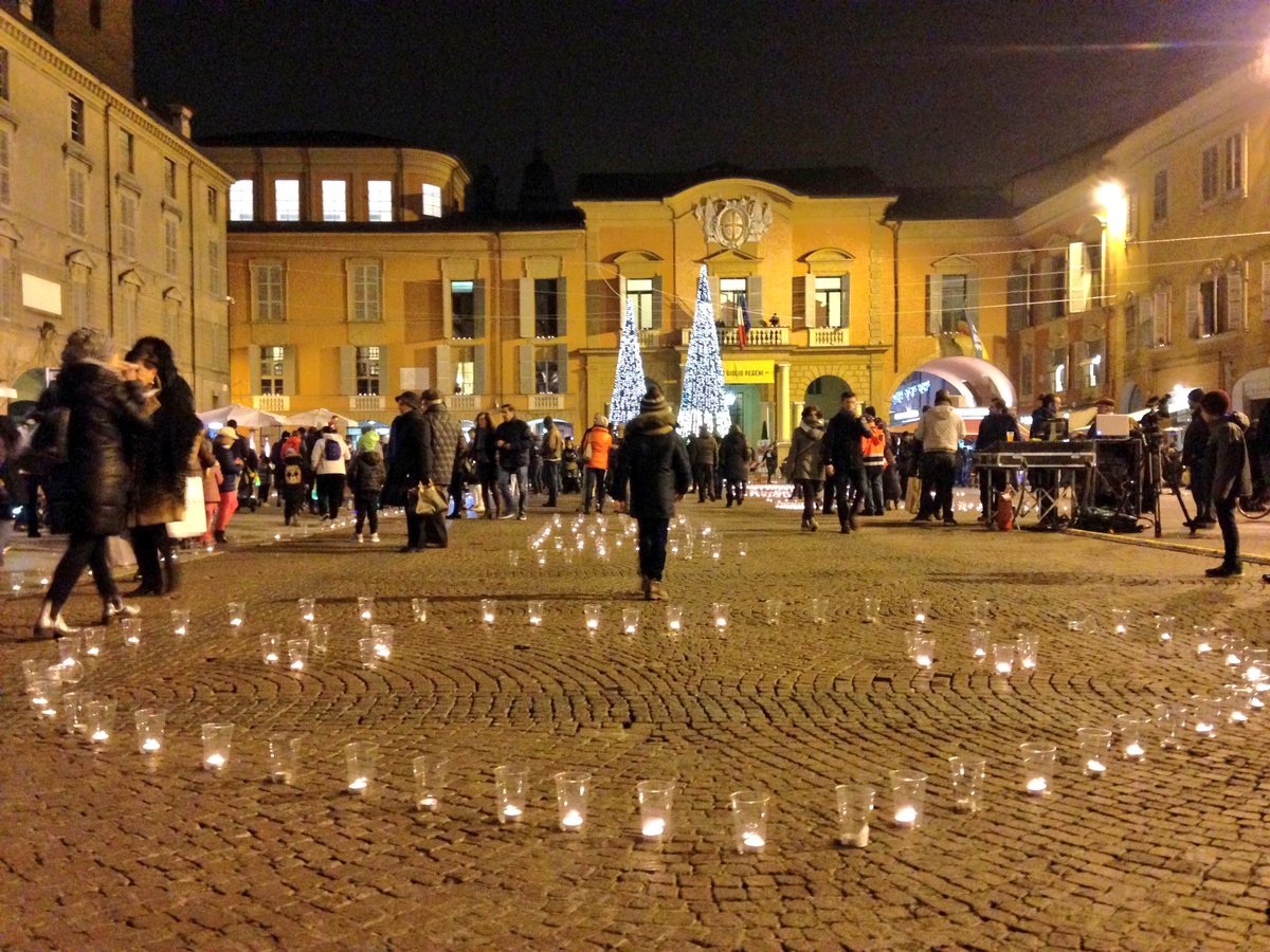playgroundmary's tweet photo. Reggio Emilia ha un cuore grande.. Si chiama Città Senza Barriere e stasera accende la città con una #nottediluce https://t.co/6eAQlX39L0