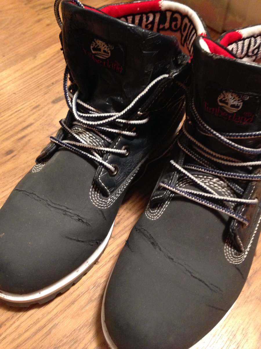 LuckyKerryc85's tweet photo. @Timberland started to split after one wear on a cold day https://t.co/IP66r6ZY8S