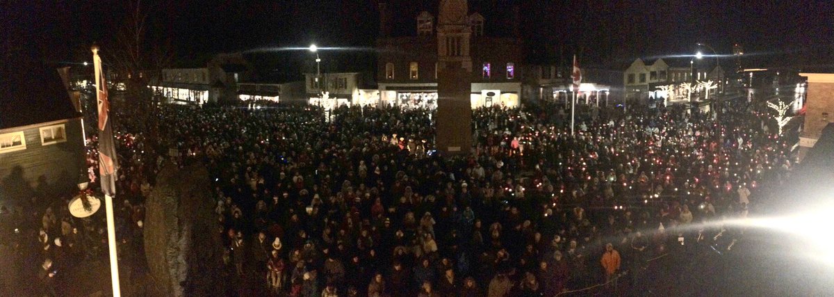ScottRosts's tweet photo. Miss the 28th annual candlelight stroll in #NOTL last night? Here's a photo gallery from the event: https://t.co/JAtV4iEc3o https://t.co/rOOC2LP3el