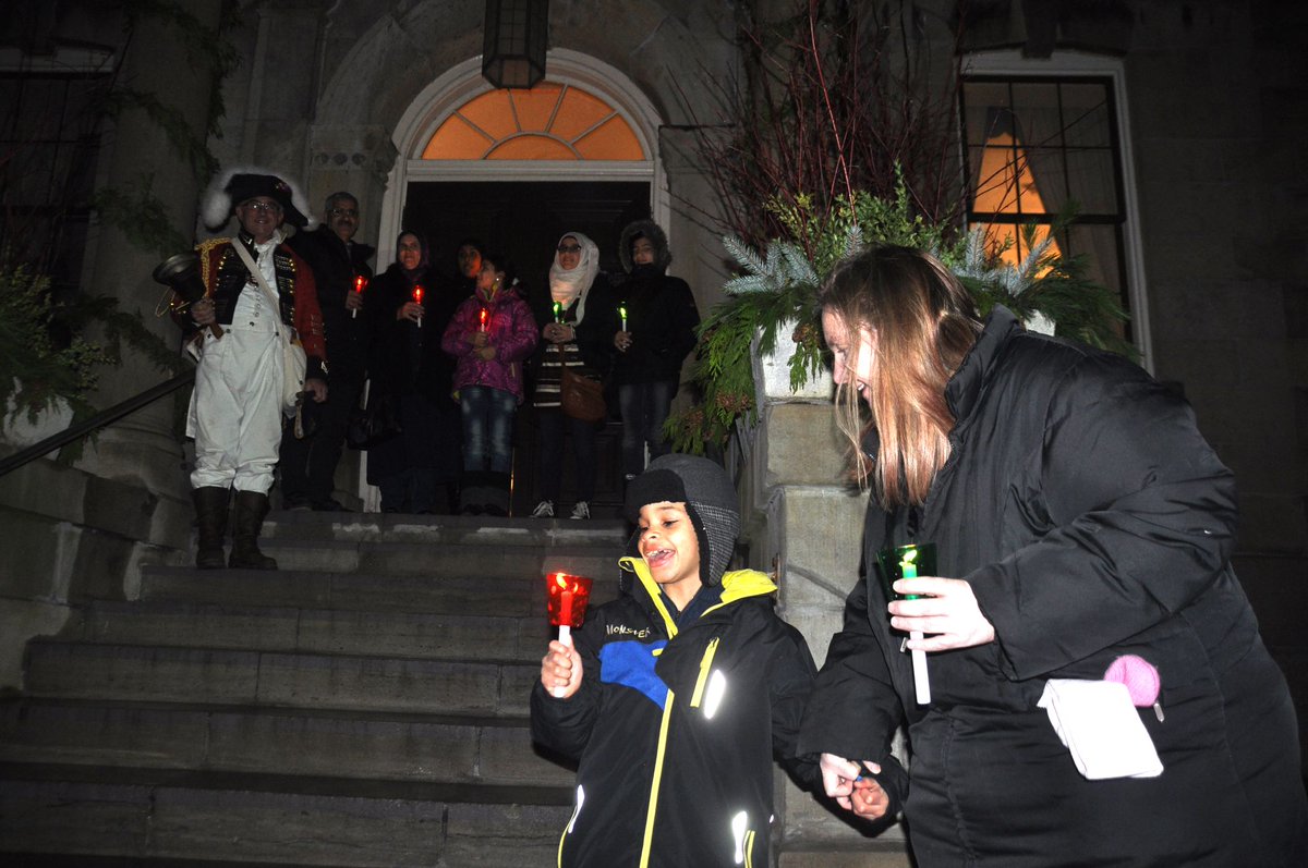 ScottRosts's tweet photo. Miss the 28th annual candlelight stroll in #NOTL last night? Here's a photo gallery from the event: https://t.co/JAtV4iEc3o https://t.co/rOOC2LP3el