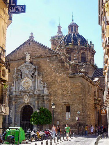 granada_inn's tweet photo. Walk in the street of Granada and admire all the history and the beautiful buildings! #granadainn #travel #explore https://t.co/Vh1KEjgbSf