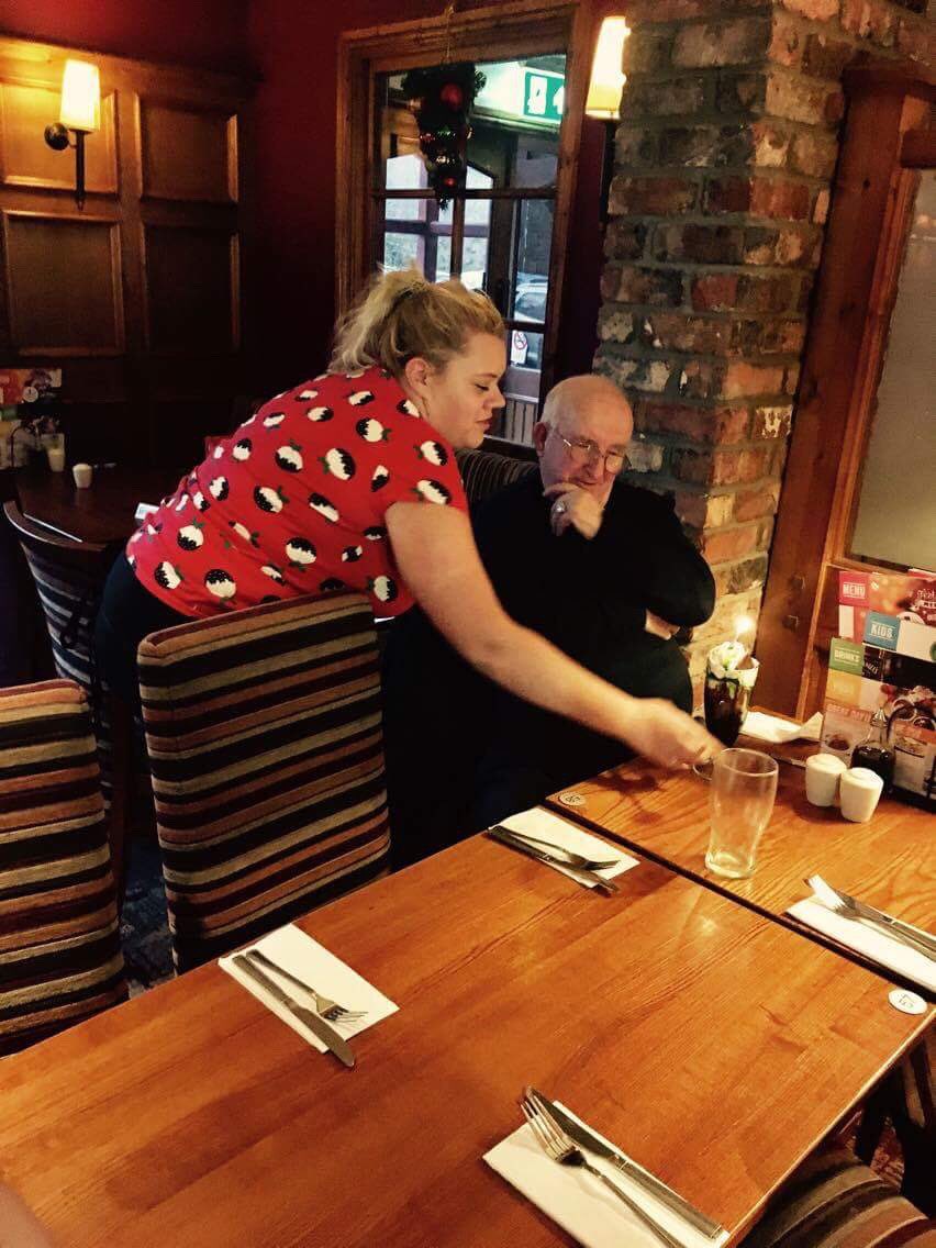 #SUGM 😢lonely guest celebrating his birthday served by Megan , birthday treats to remember 🎅🏽❄️<a href="/MarkCash15/">Mark Cash</a> <a href="/SpencerGraydon/">Spencer Graydon</a> <a href="/WeAreSUGM/">WeAreSUGM</a>