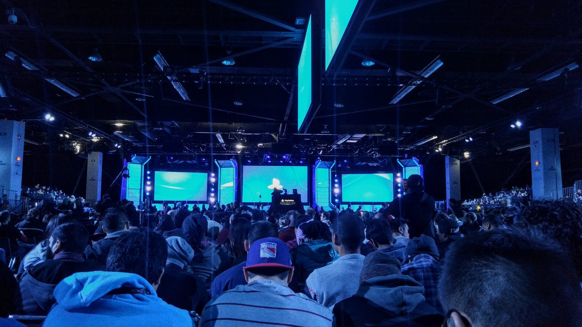 JennuuhhMarie's tweet image. Almost keynote time! This place is packed. #PSX16 💙