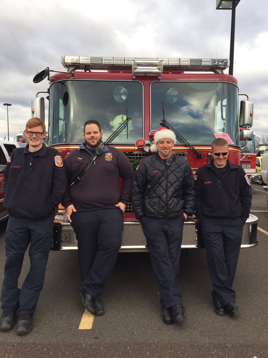 ColmarFire's tweet photo. Engine 12 and crew helped deliver toys during the annual @925XTU #ToyTruckParade. #colmarfire https://t.co/afQ5NIj3Qh