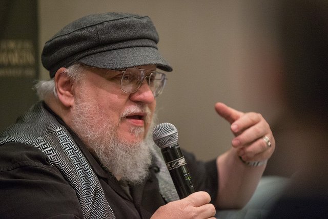 nmasforo's tweet photo. En la #30FIL, cientos de jóvenes de diversas partes del país esperaron hasta 10 horas para ver a @GRRMspeaking https://t.co/CFAP6FC077 https://t.co/oCyau7ZoMy