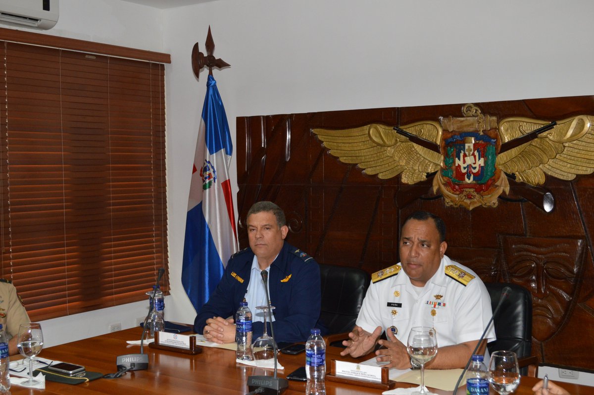 FuerzaAereaRD's tweet image. Comandante General Armada traspasa mando del Comando Unificado Conjunto de las FFAA al Comandante General FARD. bit.ly/2glBshM