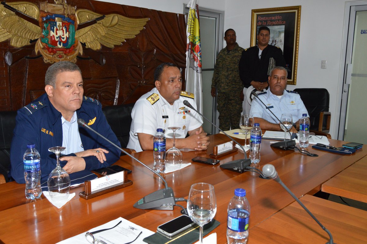 FuerzaAereaRD's tweet image. Comandante General Armada traspasa mando del Comando Unificado Conjunto de las FFAA al Comandante General FARD. bit.ly/2glBshM