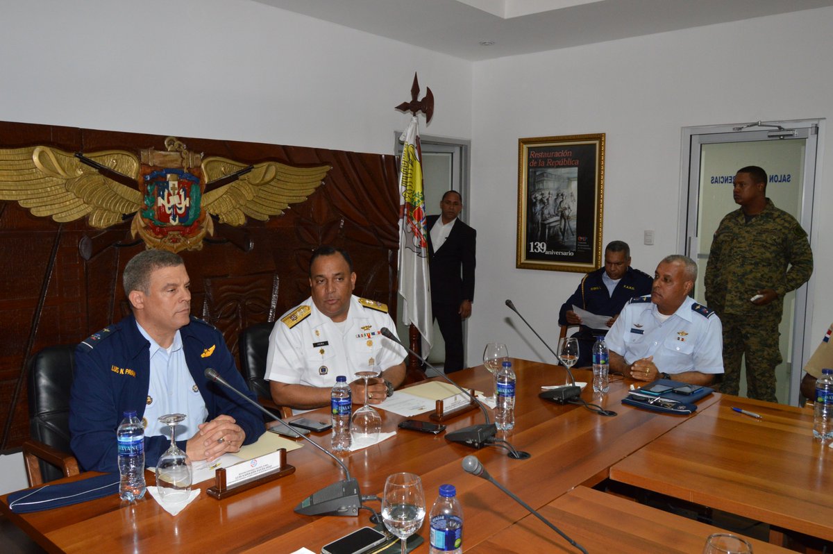 FuerzaAereaRD's tweet image. Comandante General Armada traspasa mando del Comando Unificado Conjunto de las FFAA al Comandante General FARD. bit.ly/2glBshM