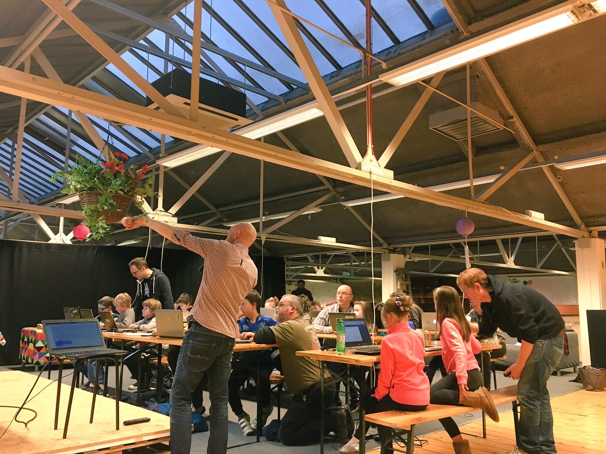 TotoroCoderdojo's tweet image. Building websites with MentorGraham today at #coderdojo @WebSummit