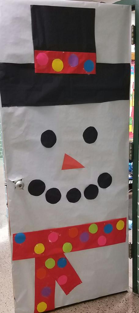 Cre8iveCharEd's tweet photo. Door decorating! #BondingAtWork https://t.co/Qa1AJAe3KZ
