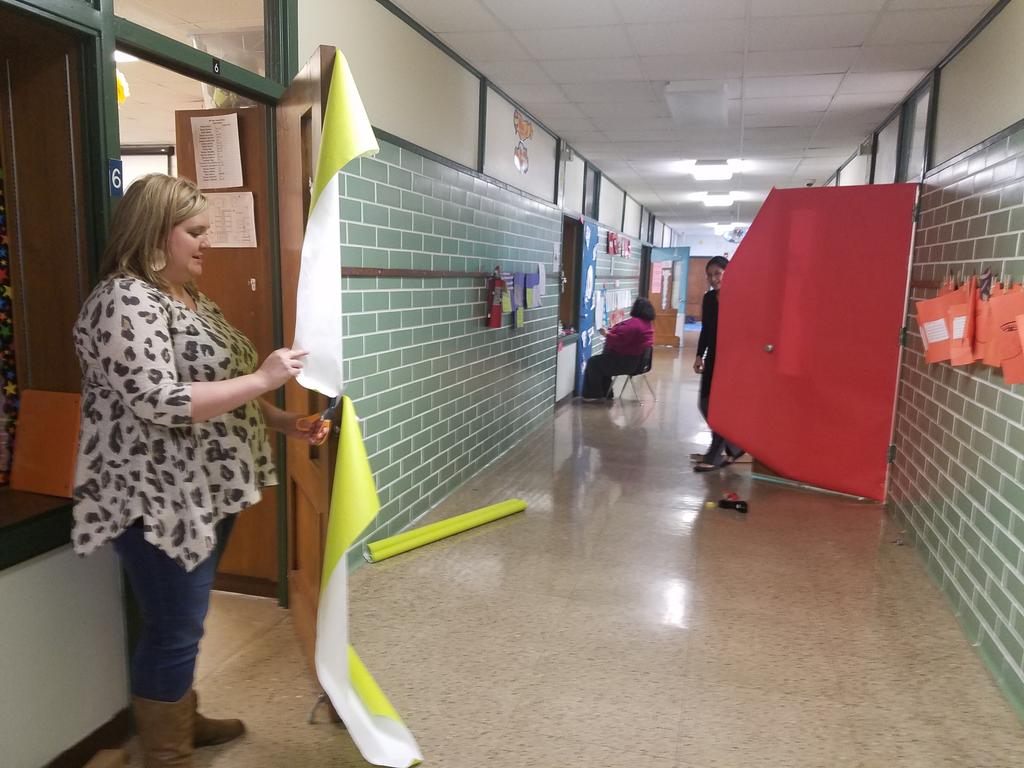 Cre8iveCharEd's tweet photo. Door decorating! #BondingAtWork https://t.co/Qa1AJAe3KZ