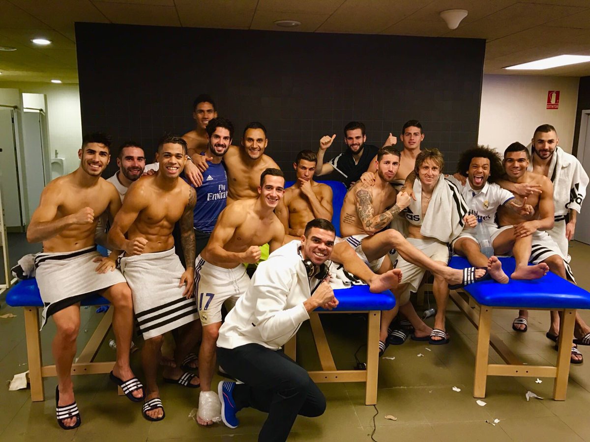 Стримана радість і "бос" Роналду. Роздягальня Реала після гри з Барселоною - изображение 1
