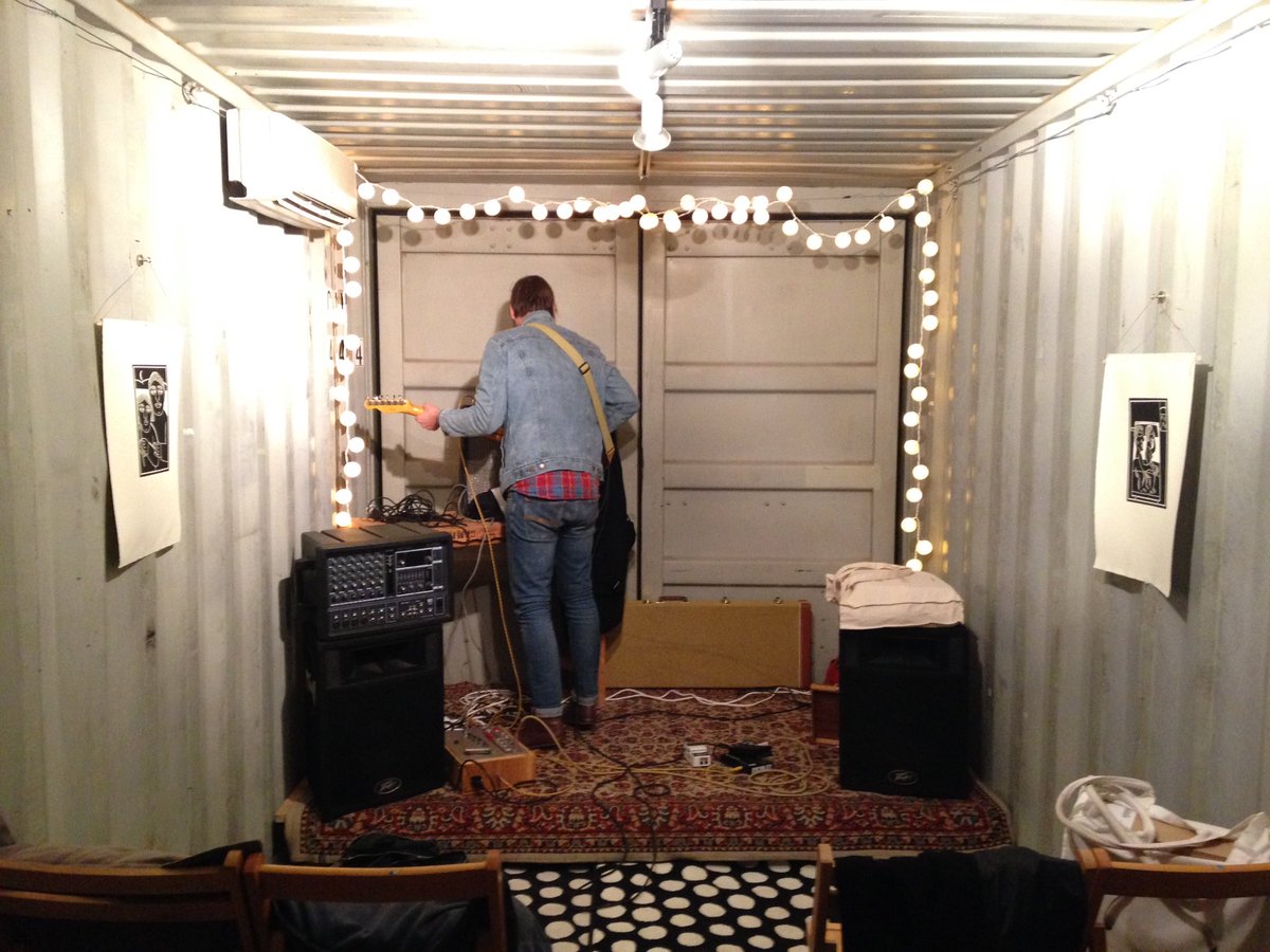 Hora y cuarto para que empiece a sonar Artur Dyjecinski en enLATAmus... directamente desde Londres a Remolinos. A las 20h