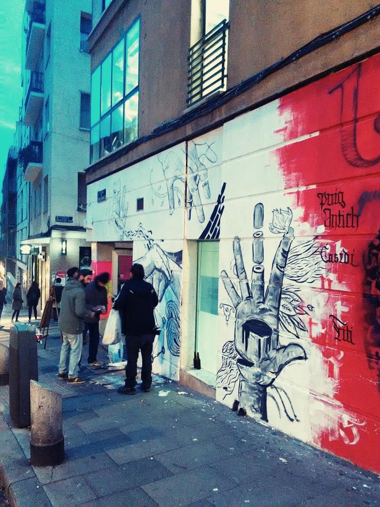 ContestedCities's tweet photo. Acaba de abrir sus puertas @CanicaBank, un nuevo centro social en el barrio de Lavapiés. https://t.co/DYBPHn5Rjp https://t.co/BRRlfl0gUa