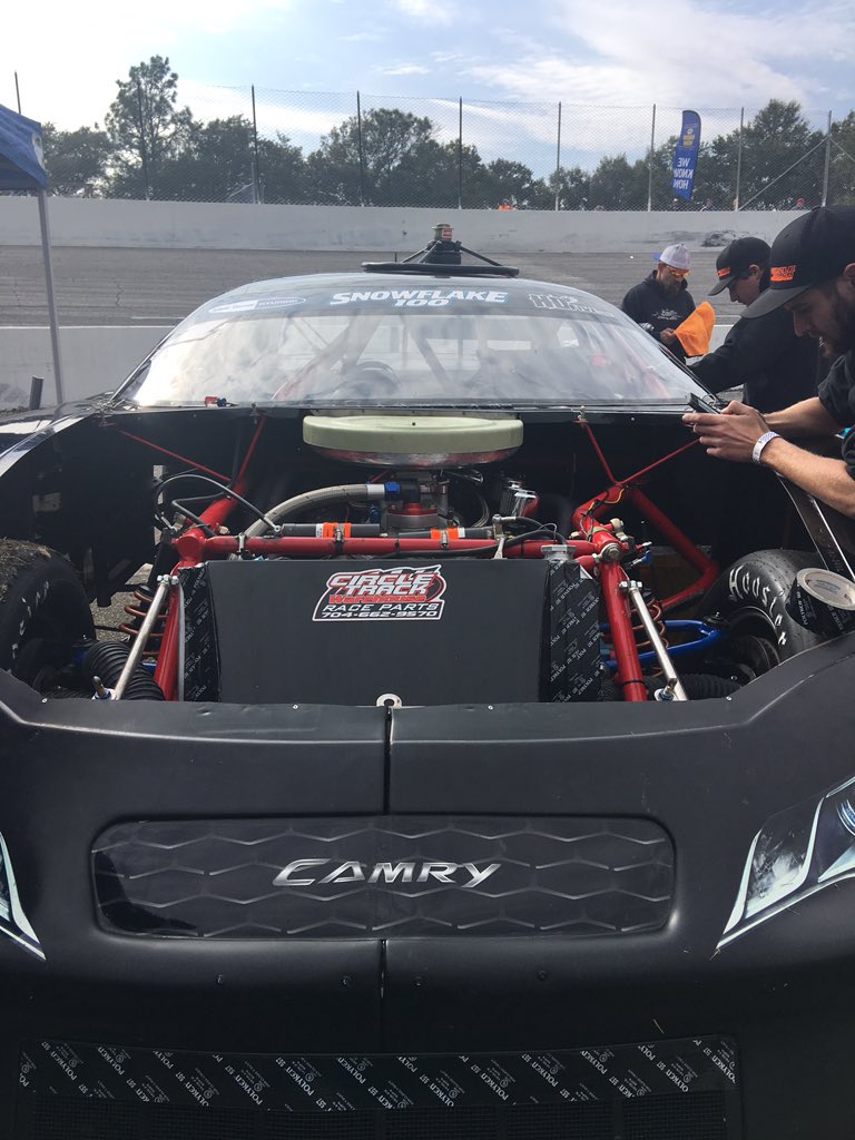 Josh6williams's tweet photo. The boys doing some adjustments to the car before qualifying today here @5FlagsSpeedway #Snowflake100 #JWM https://t.co/VKJi3EB1wD