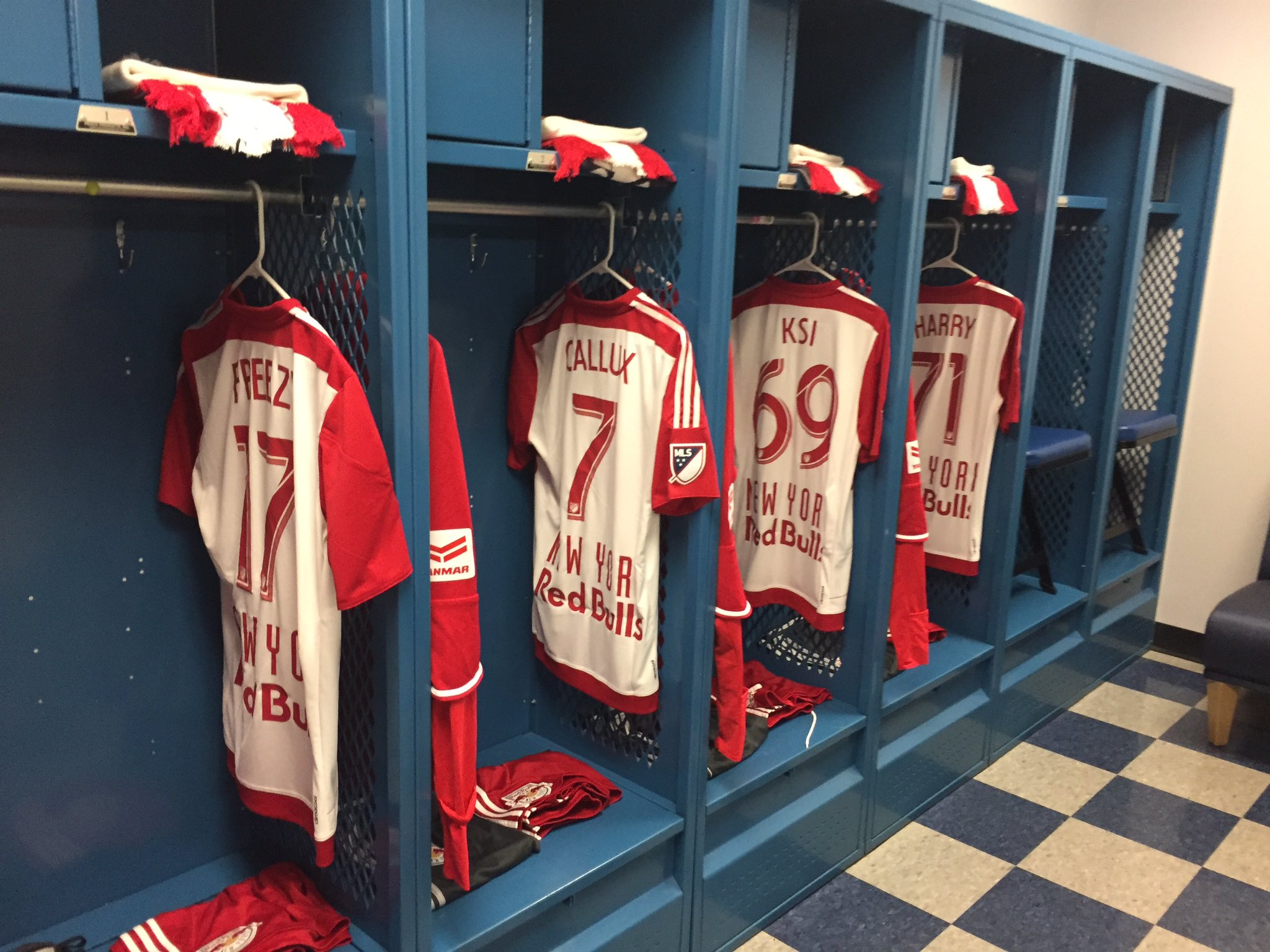 Training at Red Bull Arena today: @Calfreezy, @Callux, @KSIOlajidebt & @wroetoshaw @WhistleSports x #RBNY https://t.co/tFXpyhYJJC
