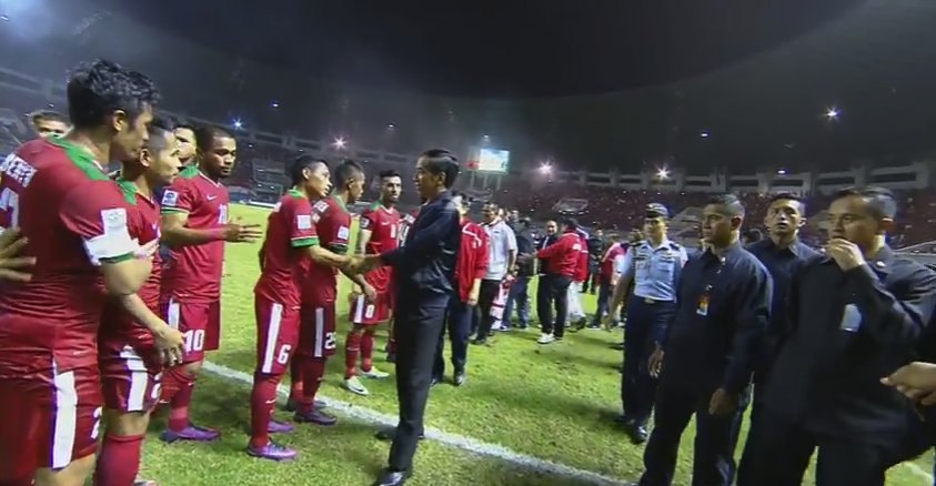 SiaranBolaLivee's tweet photo. Presiden @jokowi sampaikan selamat dan terima kasih kepada Timnas Indonesia usai menang 2-1 atas Vietnam https://t.co/V89oDJxmOa