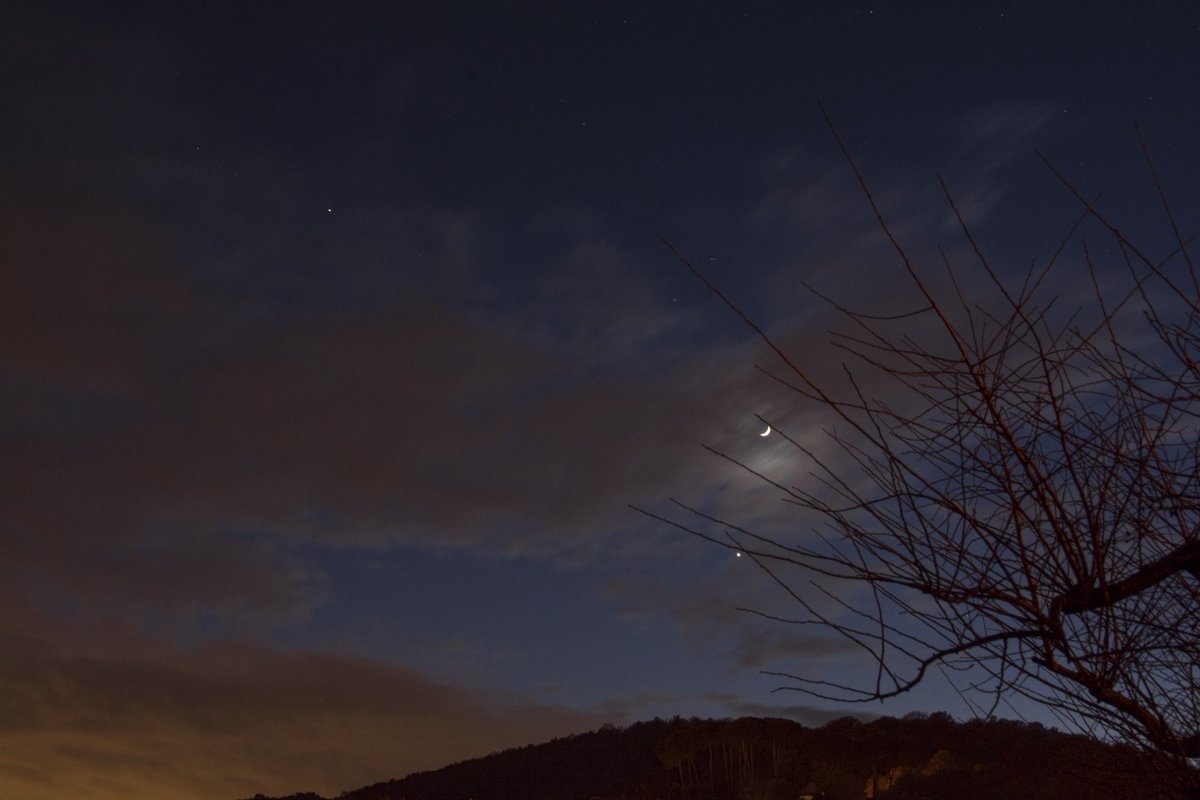 Pietro Francia (@pietro_francia) on Twitter photo This afternoon. A lovely thin crescent Moon shines above Venus. Mars (upper left) is approaching... Sacrofano, Rome (IT). <a href="/TheUniverse_TM/">The Universe</a> This afternoon. A lovely thin crescent Moon shines above Venus. Mars (upper left) is approaching... Sacrofano, Rome (IT). <a href="/TheUniverse_TM/">The Universe</a>