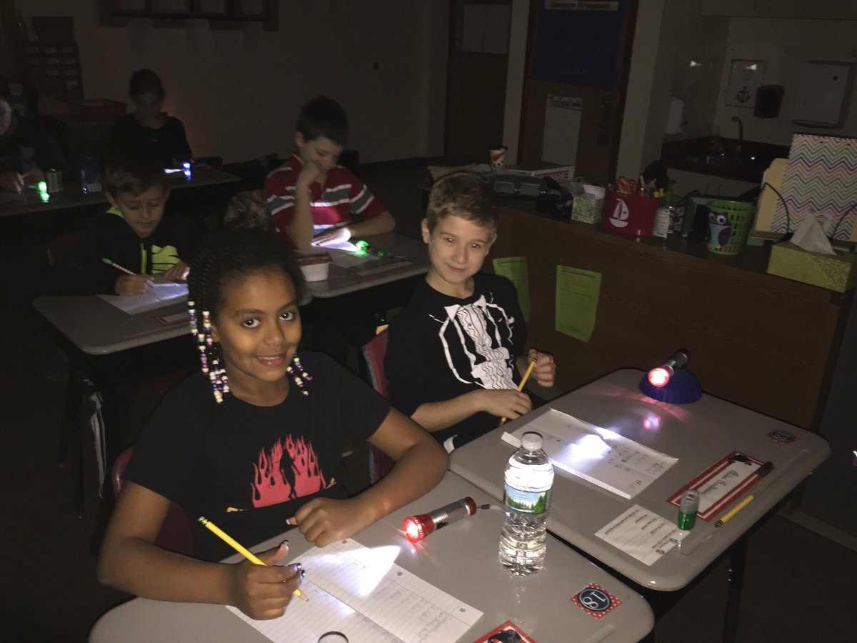 WESMarauders's tweet photo. Flashlight Friday in 4th grade = FUN!!! ❤️🐾🍎🎒 #makelearninfun @graciemazzullo @emsaxby @WCSMarauders @cpicha1230 https://t.co/hYxKF7piIw