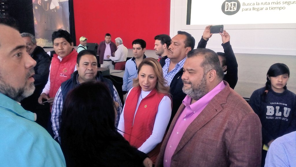JanyROrtiz's tweet photo. Me encuentro con mis compañeros del #GPPRI #CDMX en el 1er informe d actividades d @Mariana_Moguel 
#TrabajandoPorTi https://t.co/DjXmB6K1fO