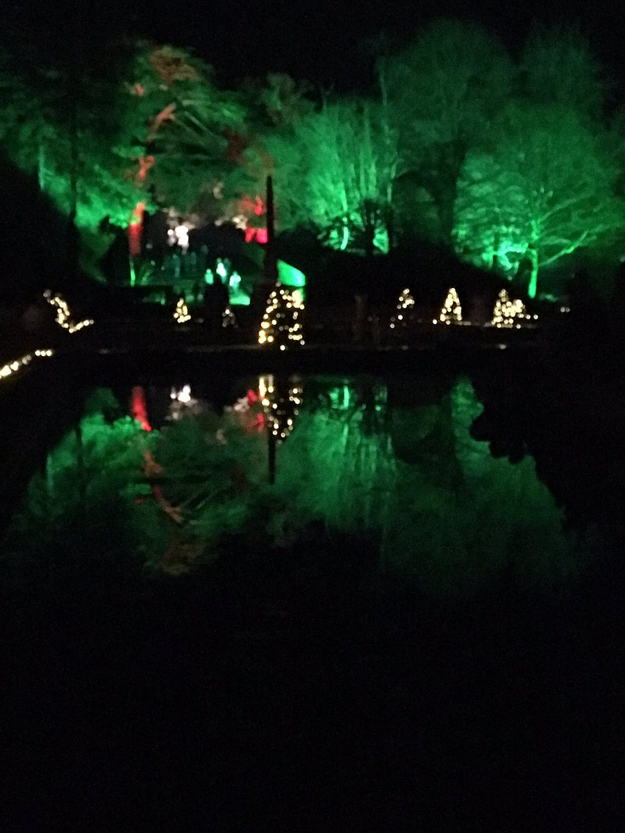 rarerfox's tweet photo. Lovely couple of hours spent at Blenheim with @RachelMHB and my folks. #AlmostFestive 😊 https://t.co/OLvXa2MuaR