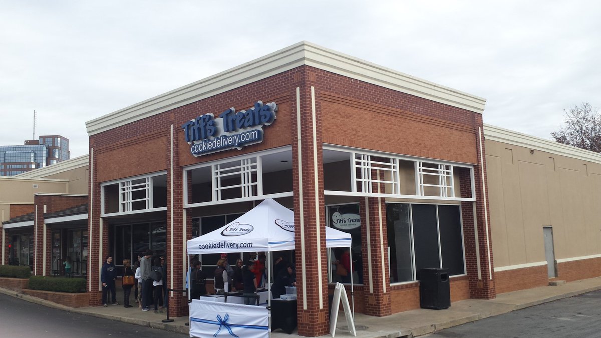 JetJacket's tweet photo. Good luck to @tiffstreats in Sandy Springs. If the line is any indication, you will do great. #TooLongForMe #MaybeAnotherTime https://t.co/IX6oBGnRsj