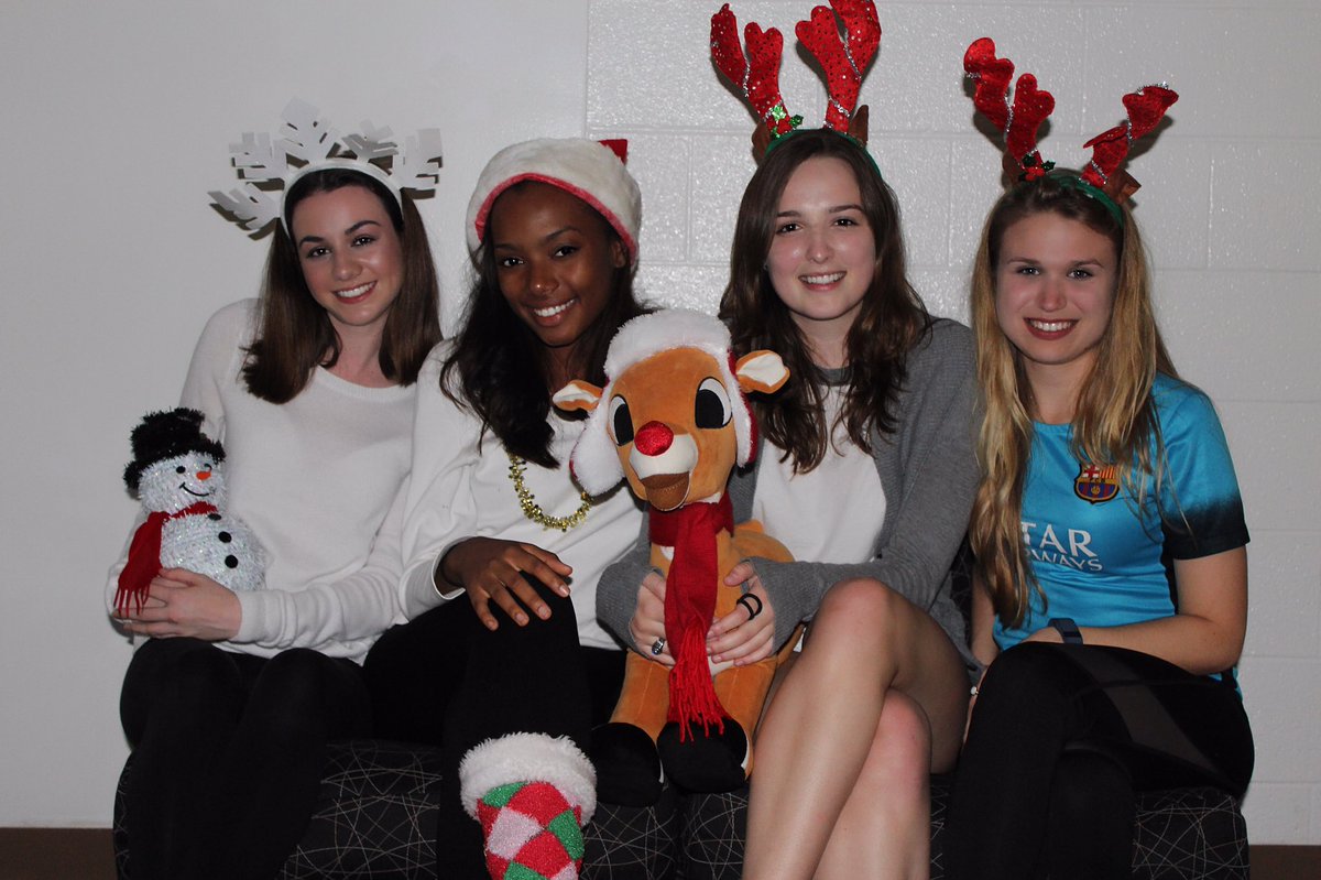 OFeild's tweet photo. Friendsmas was a success! #pastaovereverything https://t.co/8wE8JafTI6