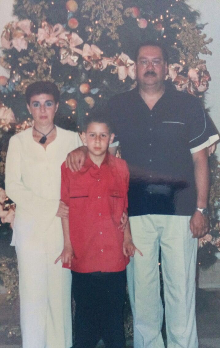 AlexXxStrecci's tweet photo. Mi papá es Pablo Escobar y yo hago cuernos con las manos sin que nadie me vea para evitar un regaño. https://t.co/2FFxvQAmUB
