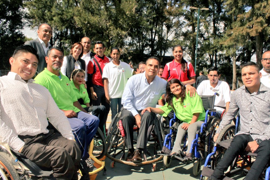 contraloriamich's tweet photo. Acudimos a la entrega del 10° Premio Estatal al Mérito de las personas con discapacidad 2016 por parte @Silvano_A. #EstáenTi https://t.co/ha1RGX6QZG